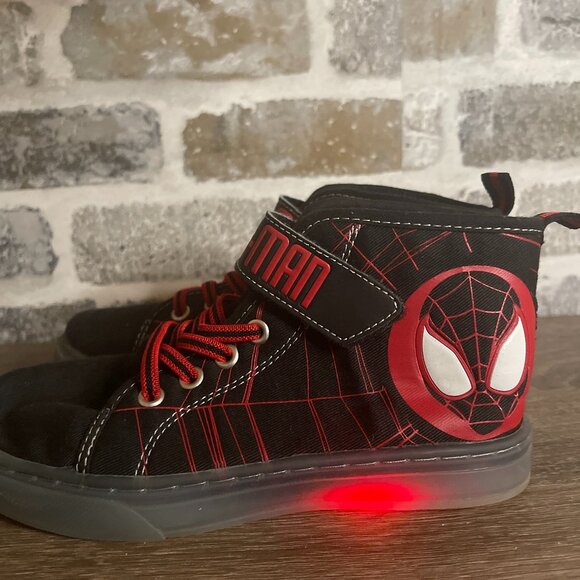 Boy's Spider-Man Light-Up Canvas High-Top Sneakers – Black/Red (Size 13) - Picture 2 of 6